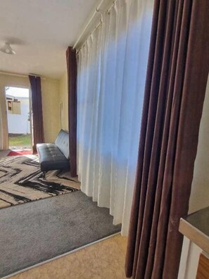 家庭公寓, 2 間臥室, 非吸煙房, 廚房 (Family unit) | 起居區 | 32-吋平面電視、有線頻道、電視