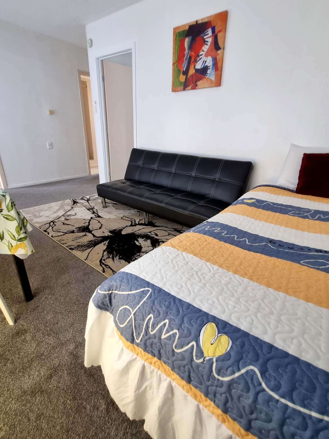 Standaard suite, 1 slaapkamer, niet-roken, keuken | Woonruimte | Een 32-inch flatscreentelevisie met kabelzenders en een televisie