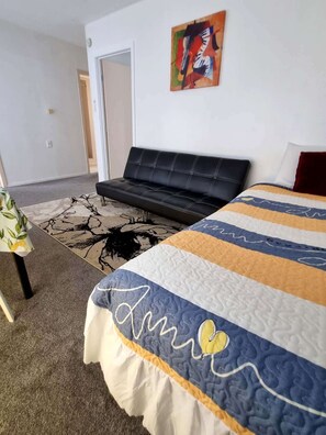 Suite estándar, 1 habitación, para no fumadores, cocina | Área de sala de estar | Televisión de pantalla plana de 32 pulgadas con canales por cable 