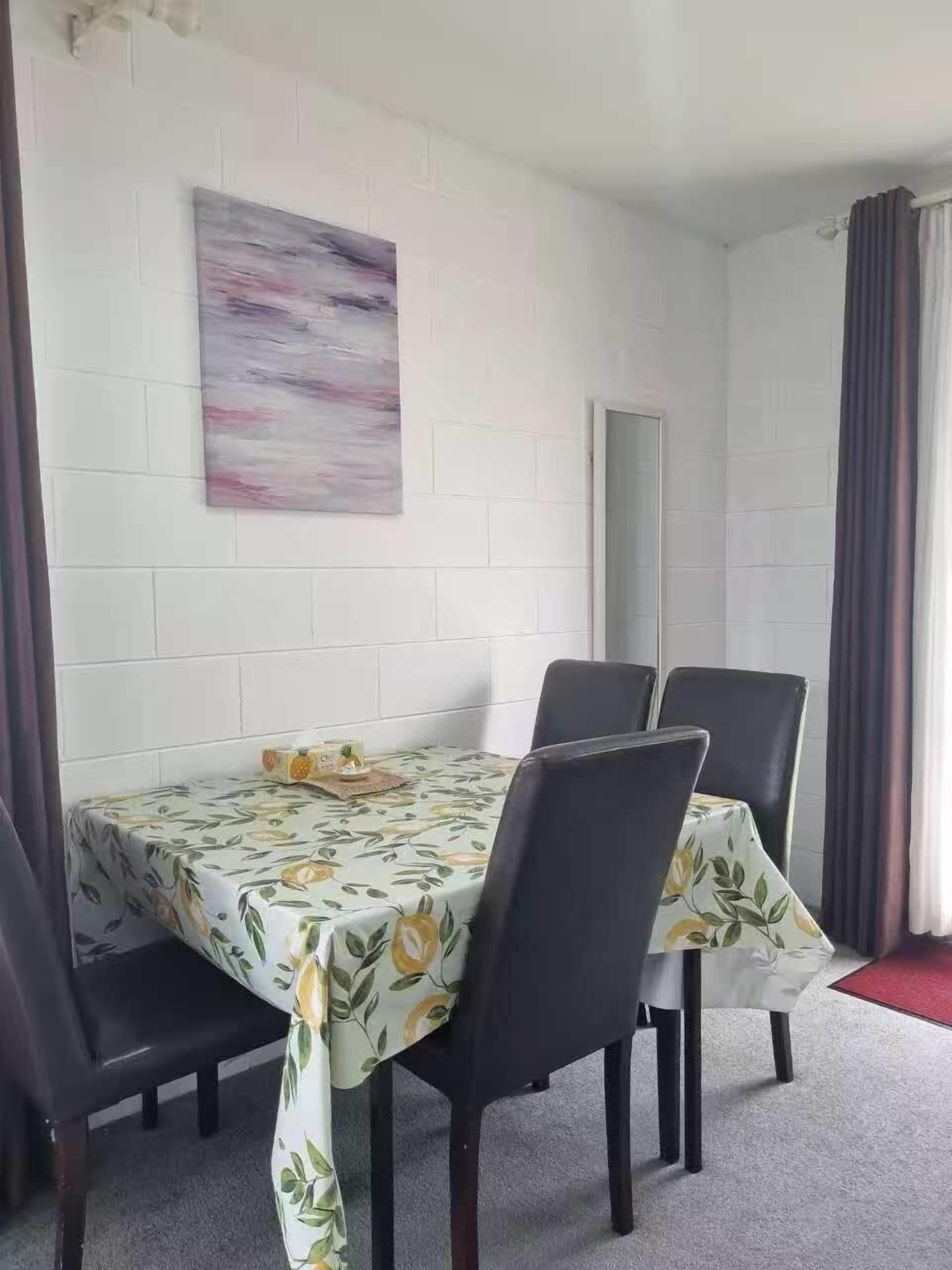 Familie appartement, 2 slaapkamers, niet-roken, keuken (Family unit) | Woonruimte | Een 32-inch flatscreentelevisie met kabelzenders en een televisie