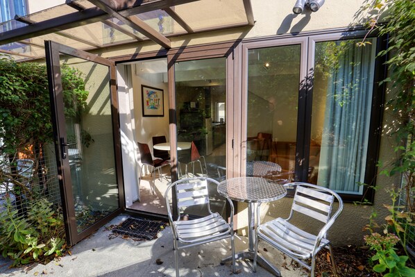 Standard Apartment, 2 Bedrooms, Courtyard Area | Terrace/patio