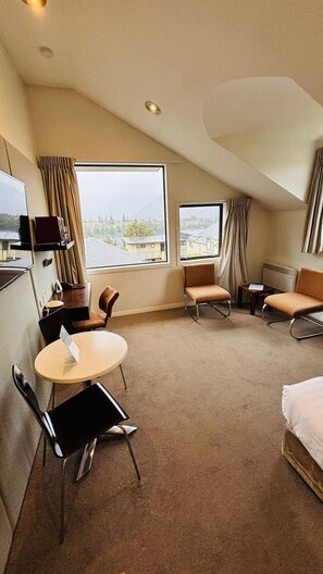 Studio Suite- King | Laptop workspace, iron/ironing board, free WiFi, bed sheets - Garden Court Suites And Apartments (Queenstown)