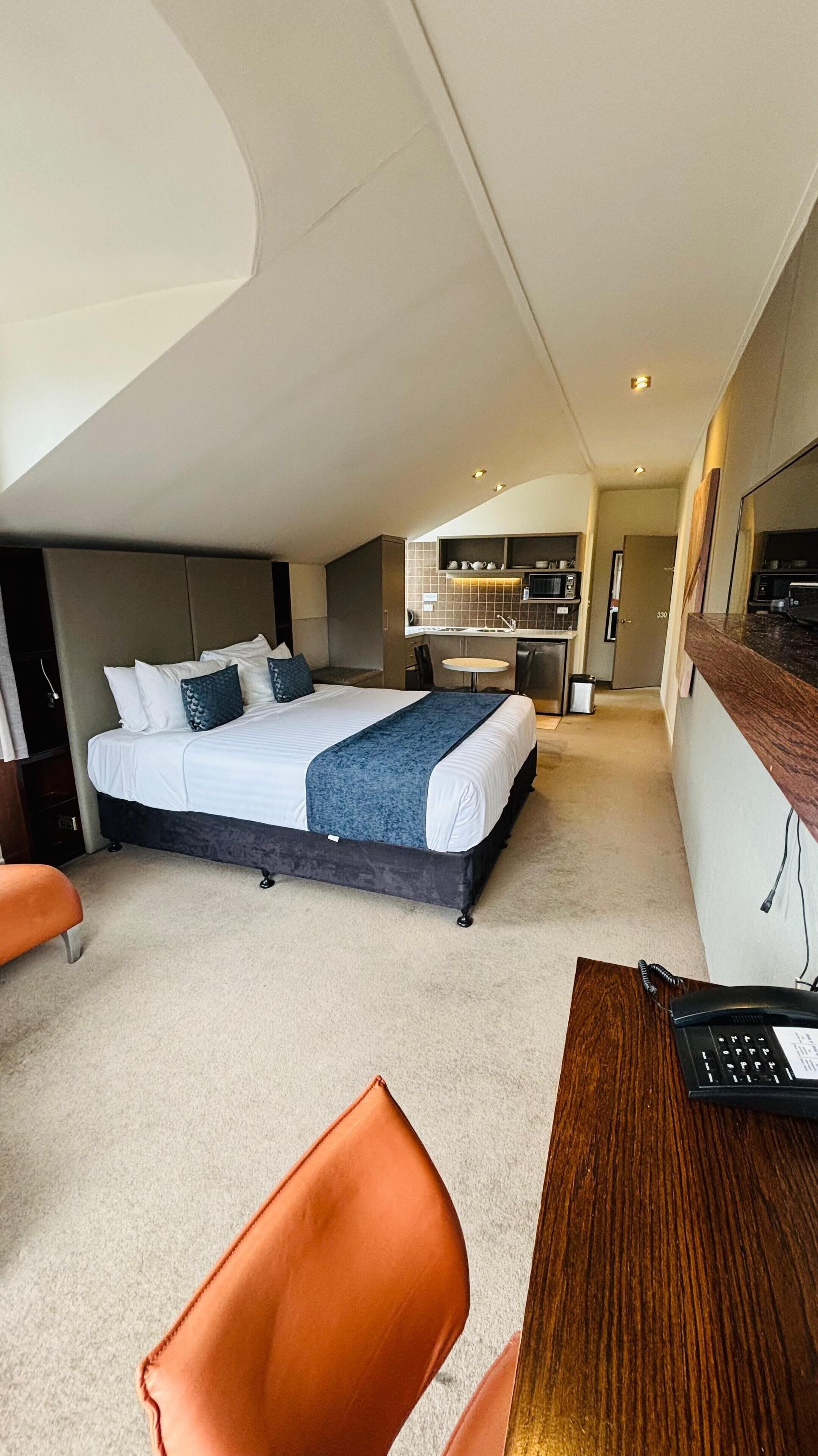 Espacio para trabajar con laptop y tabla de planchar con plancha 