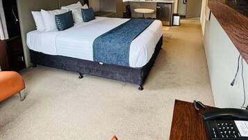 Studio Suite- King | Laptop workspace, iron/ironing board, free WiFi, bed sheets