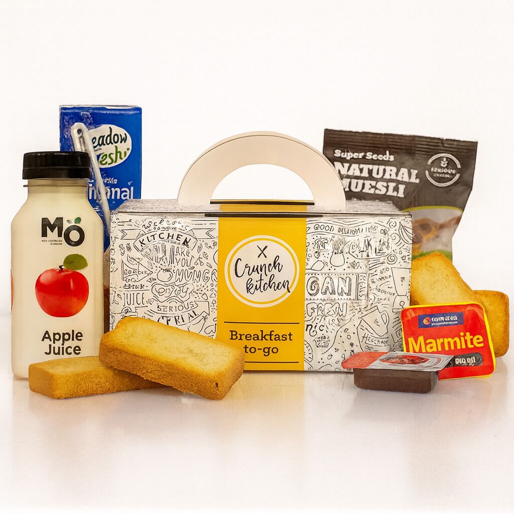 Ein Frühstücks-Box mit Tragegriff, eine Apfelsaftflasche, eine Müslischachtel und eine Marmite-Packung.