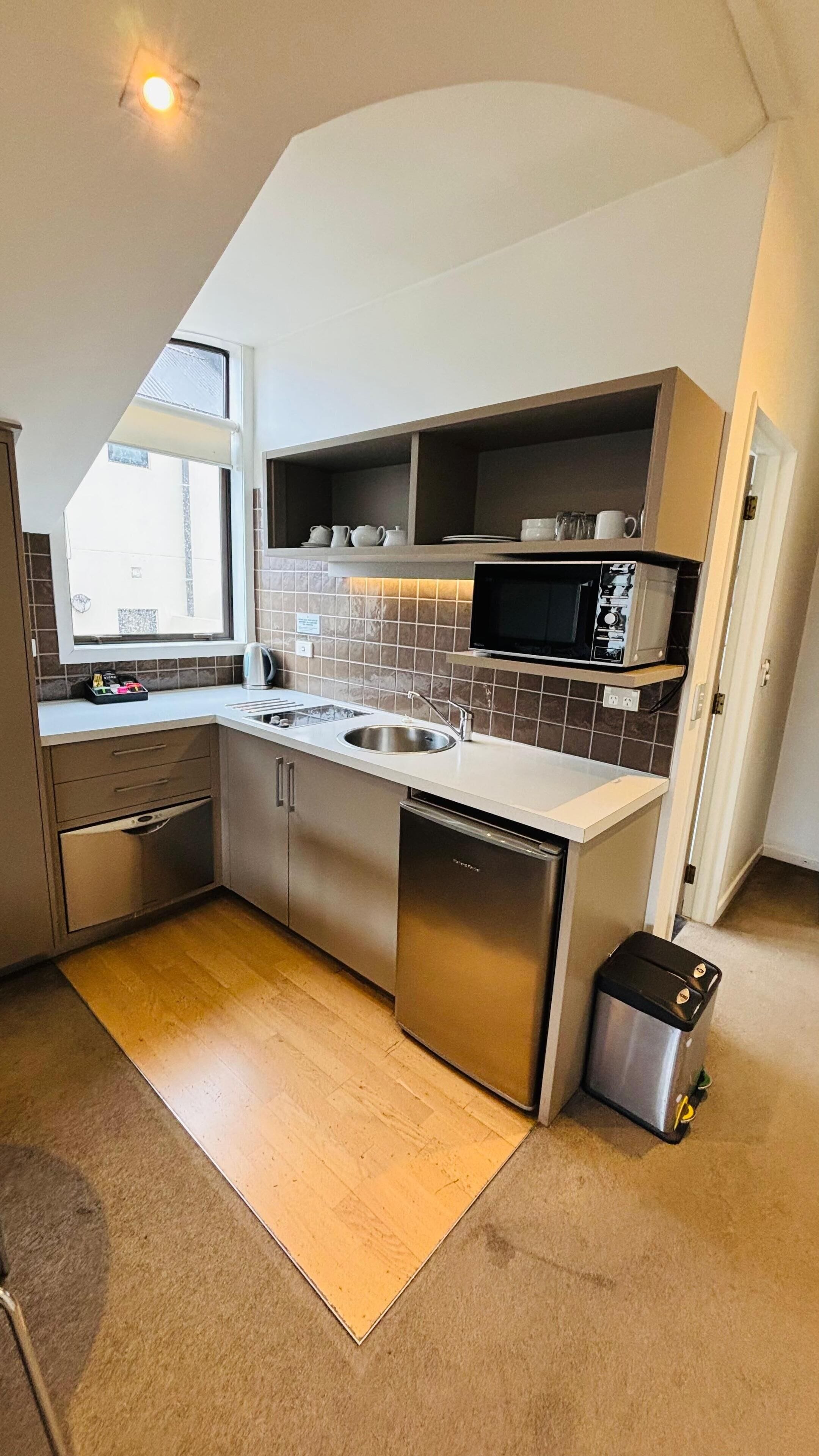 Studio Suite | Dapur peribadi | Peti sejuk, ketuhar gelombang mikro, produk pembersihan mesra alam 