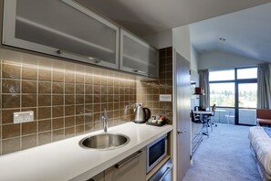 Studio Suite | Private kitchen | Fridge, microwave, eco-friendly cleaning products, dining tables
