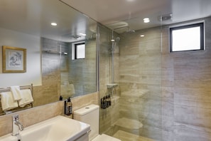 Departamento, 1 habitación, balcón | Baño | Tina con regadera, amenidades de baño ecológicas, secadora de cabello