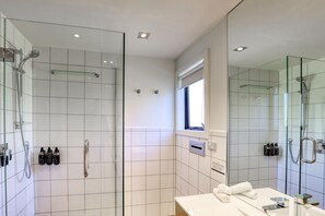 Estudi en suite | Bany | Combinació de dutxa i banyera 