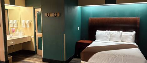 Suite, 1 Queen Bed, Non Smoking (Mt. Grinnell) | Desk, iron/ironing board, cribs/infant beds, rollaway beds