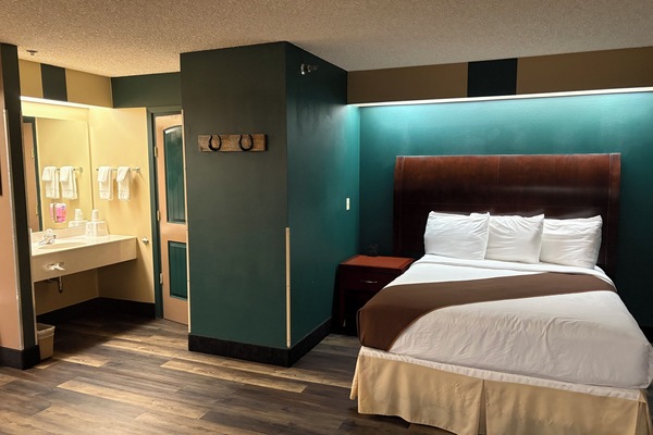 Suite, 1 Queen Bed, Non Smoking (Mt. Grinnell) | Desk, iron/ironing board (on request), cribs (surcharge)