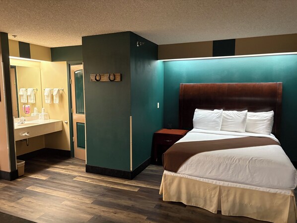 Suite, 1 cama Queen size, para no fumadores (Mt. Grinnell) | Escritorio, tabla de planchar con plancha, cunas y camas extra 