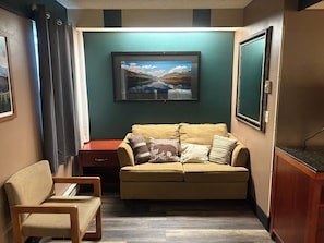 Suite, 1 cama Queen size, para no fumadores (Mt. Grinnell) | Escritorio, tabla de planchar con plancha, cunas y camas extra