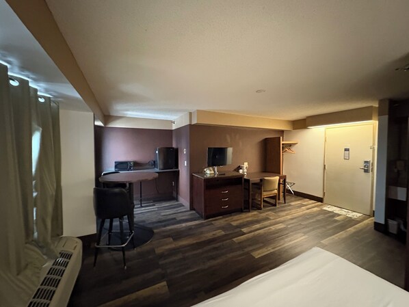 Suite, 1 Queen Bed, Non Smoking (Swift Current)