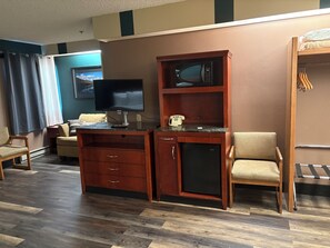 Suite, 1 cama Queen size, para no fumadores (Mt. Grinnell) | Escritorio, tabla de planchar con plancha, cunas y camas extra 