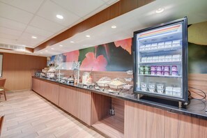 Free daily continental breakfast  - Fairfield Inn by Marriott Boston Woburn-Burlington (Woburn)