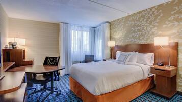 Safe på rommet, skrivebord, blendingsgardiner og strykejern/-brett