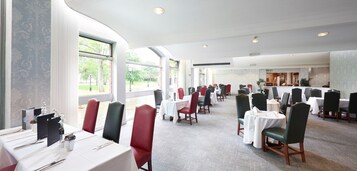 Se sirven desayunos y almuerzos; cocina británica; con vista al jardín