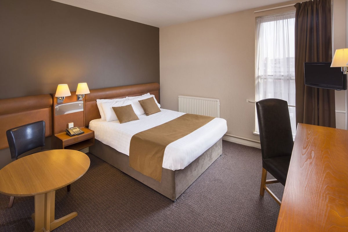 Desk, laptop workspace, iron/ironing board, free WiFi