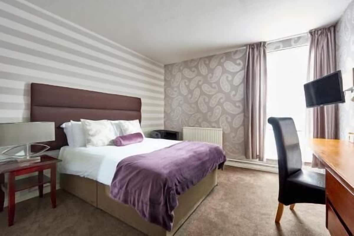 Desk, laptop workspace, iron/ironing board, free WiFi