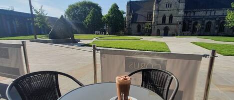Petit déjeuner, déjeuner et dîner servis sur place, vue sur le jardin