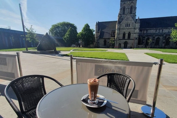 Se sirven desayunos, comidas y cocina británica con vista al jardín