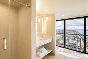 Junior-Suite, 2 Queen-Betten, Nichtraucher, Buchtblick | Badezimmer | Regendusche, Designer-Toilettenartikel, Haartrockner, Bademäntel