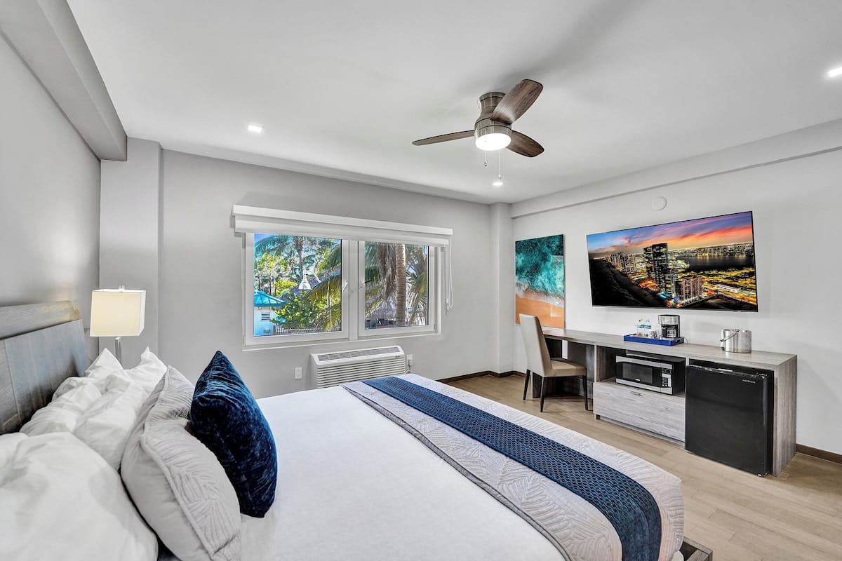 Chambre Standard, 1 très grand lit, vue partielle sur la mer