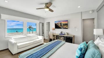 Deluxe Room, 1 Katil Raja (King), Oceanfront | Peralatan tempat tidur premium, peti besi dalam bilik, meja