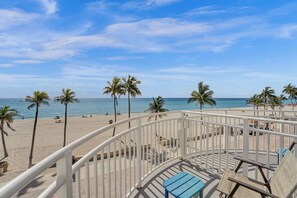 A beach view with palm trees and a white railing. - Hotel Sheldon (Hollywood)