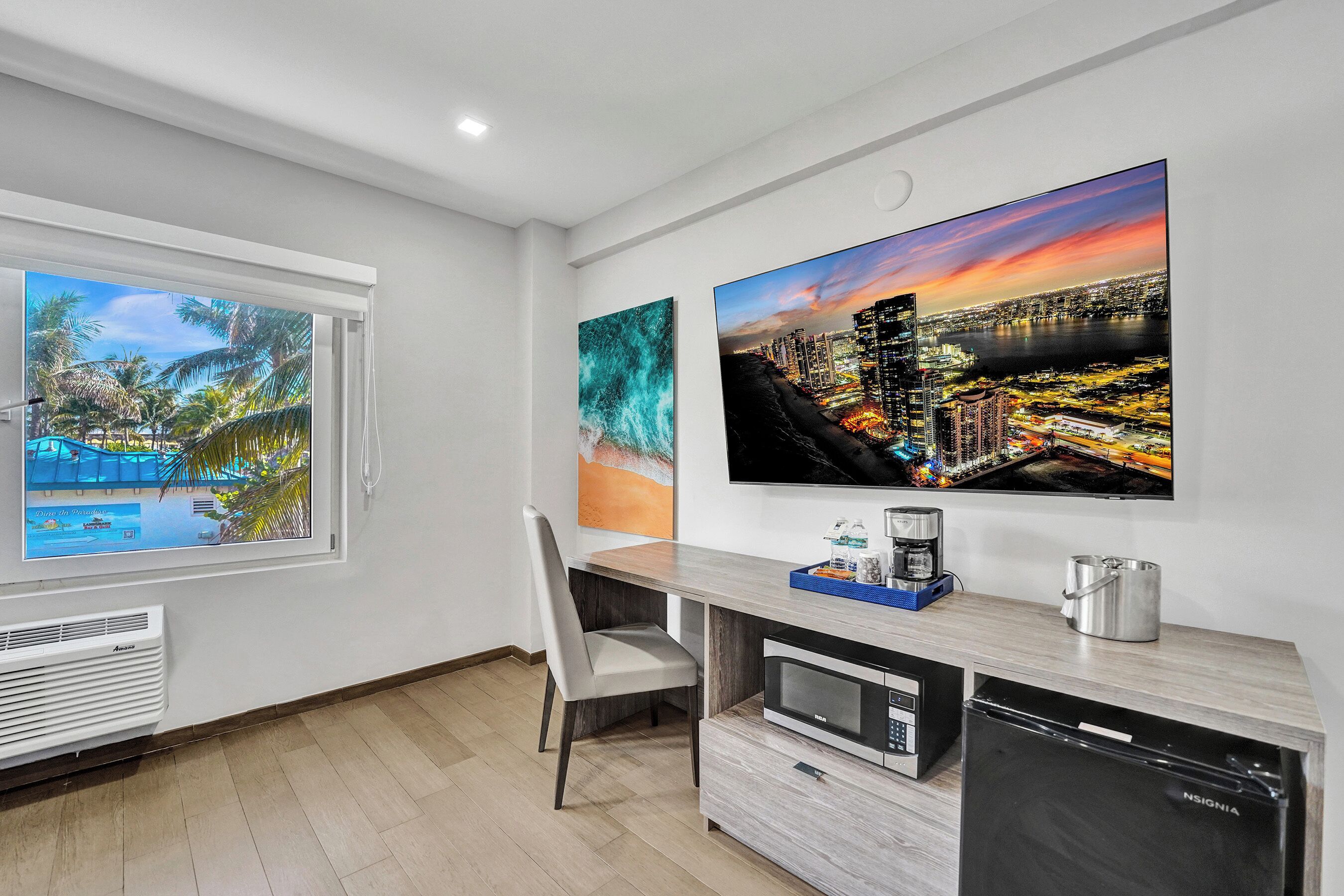 standard room, 1 king bed, partial sea view | microwave