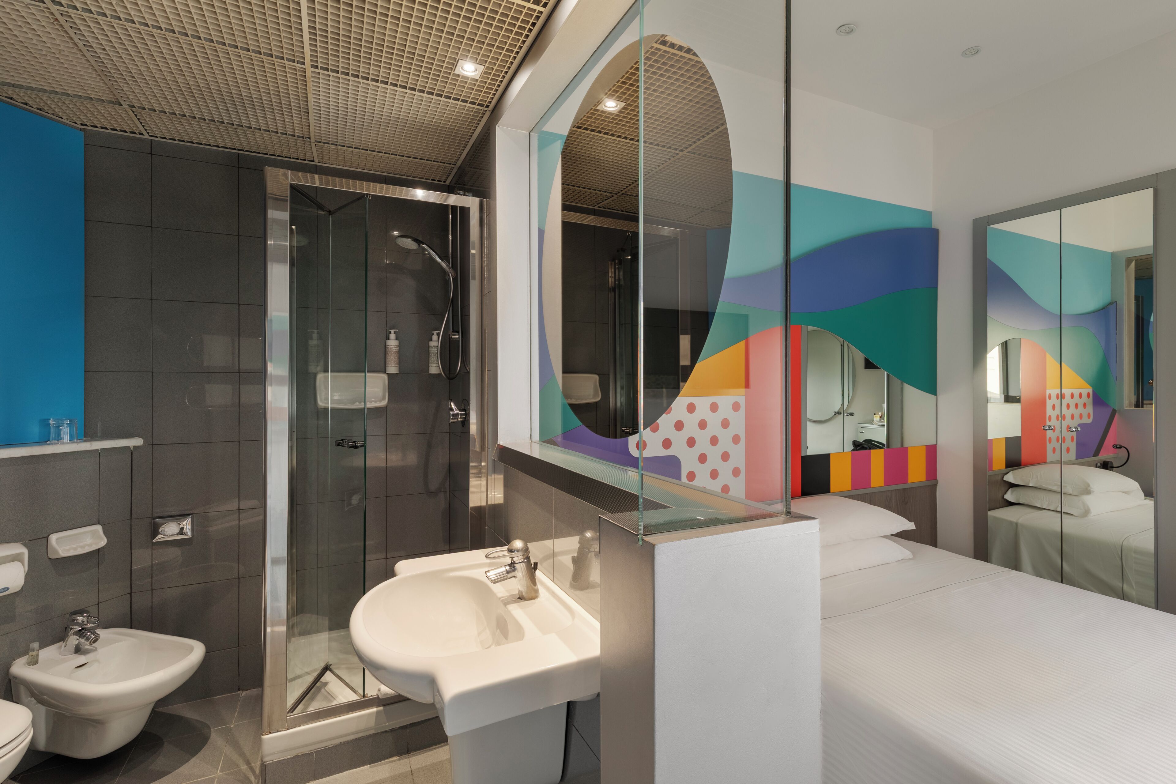 Eenpersoonskamer | Luxe beddengoed, een minibar, een kluis op de kamer, een bureau