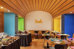 Ett konferensrum med en skylt med texten ”Le”, bord med stolar och en buffé med olika sorters mat.