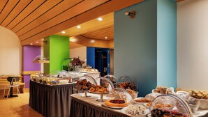 A buffet with various food items, a wooden ceiling, and a blue wall. - Hotel Mediolanum (Milan)