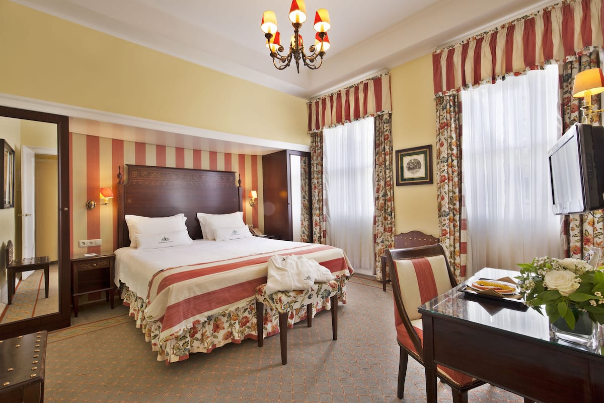 Junior Suite | Minibar, in-room safe, desk, blackout drapes