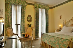 Twin Room | Minibar, in-room safe, desk, blackout drapes