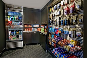Uma máquina de autoatendimento com bebidas geladas, lanches e produtos de higiene pessoal.
