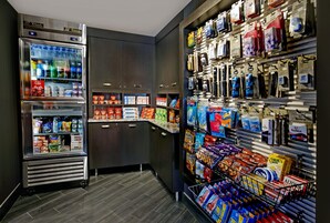 Uma máquina de autoatendimento com bebidas geladas, lanches e produtos de higiene pessoal.