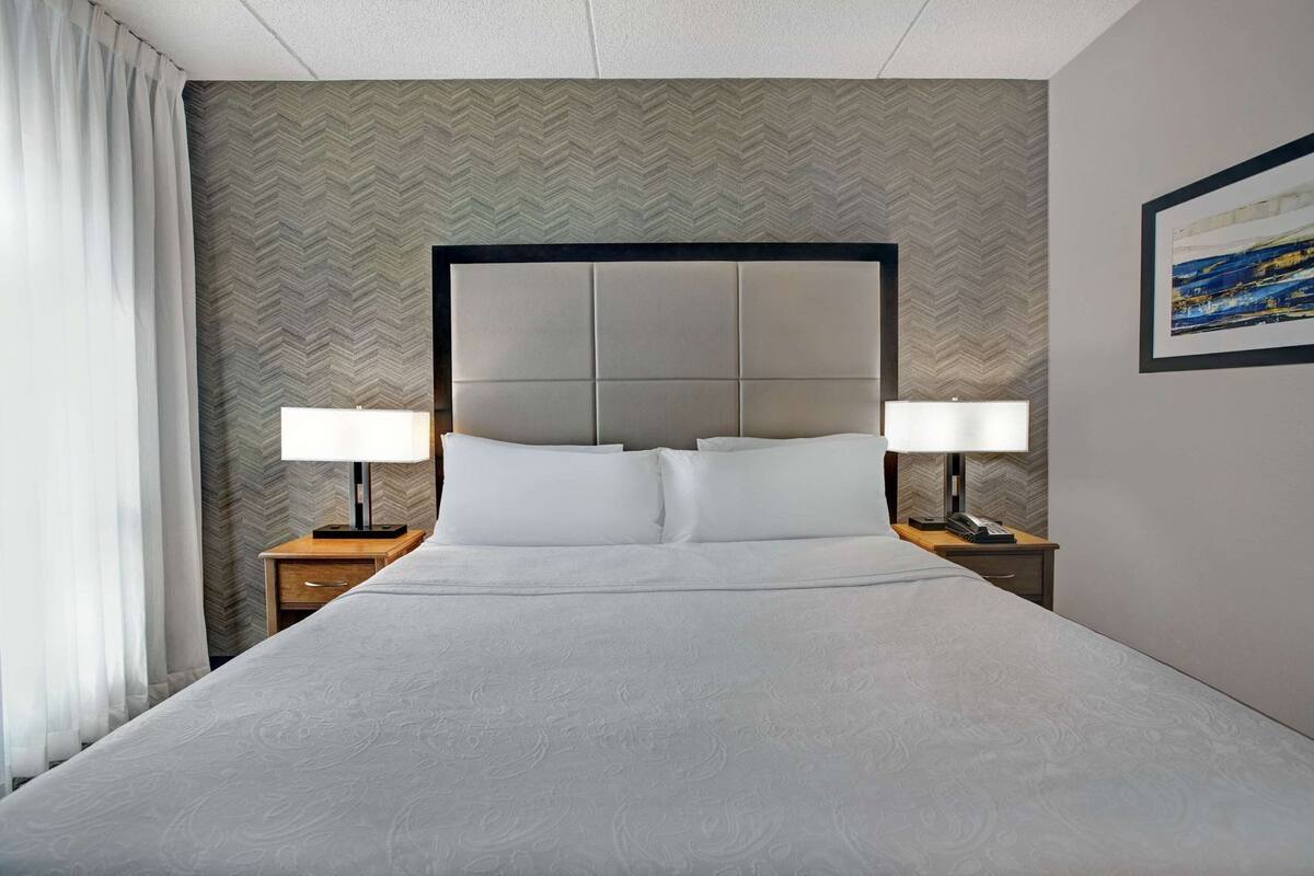 Peralatan tempat tidur premium, meja, langsir/tirai gelap terus 