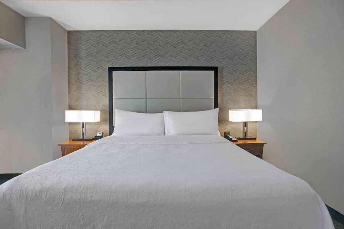 Peralatan tempat tidur premium, meja, langsir/tirai gelap terus 