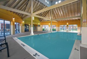 Una piscina cubierta, tumbonas