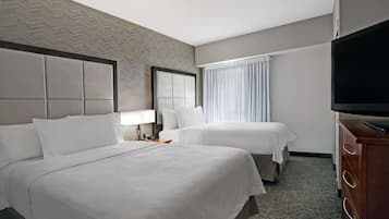 Roupas de cama premium, escrivaninha, cortinas blackout