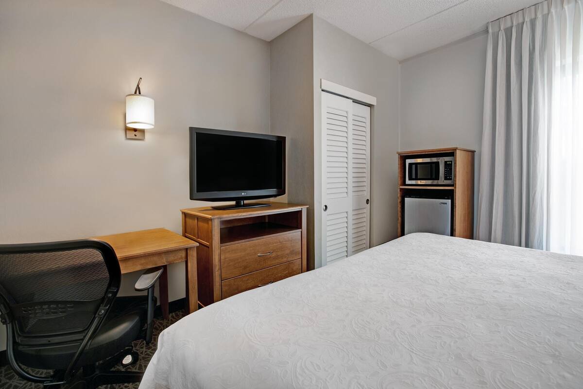 Suite, 1 Katil Raja (King), Non Smoking | Peralatan tempat tidur premium, meja, langsir/tirai gelap terus 
