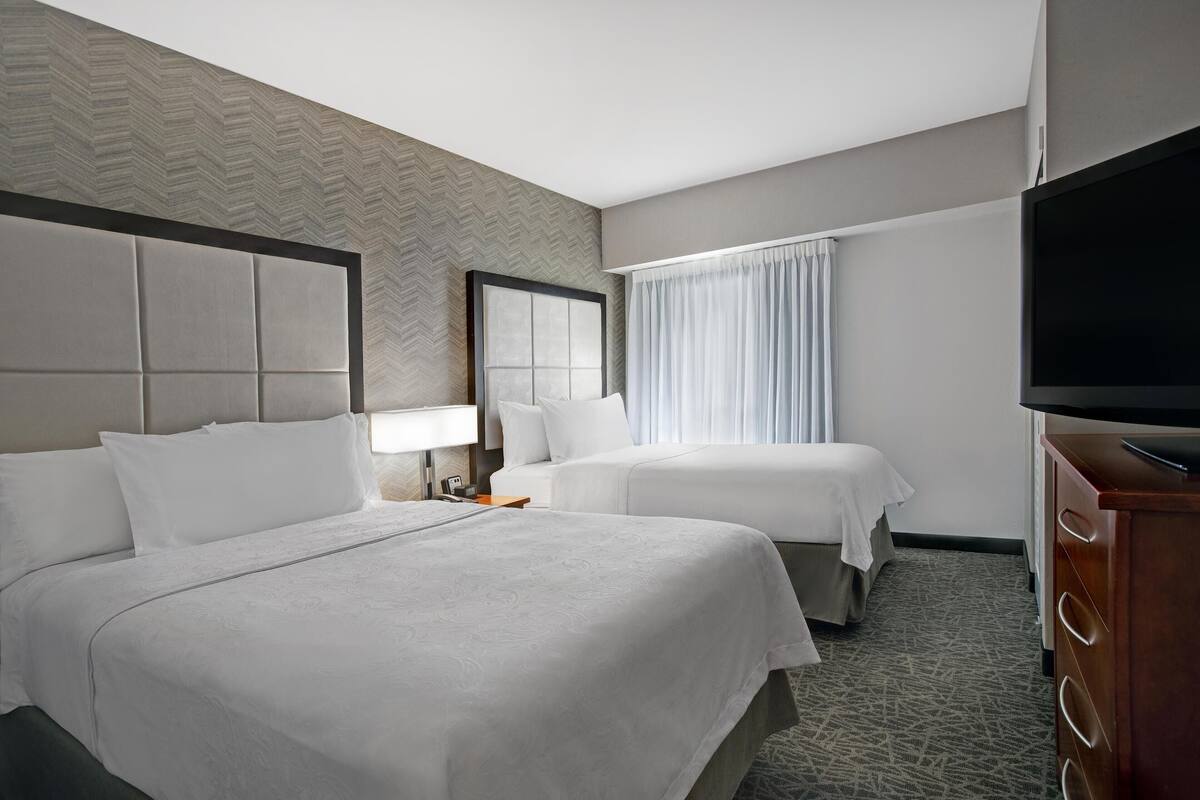 Peralatan tempat tidur premium, meja, langsir/tirai gelap terus 