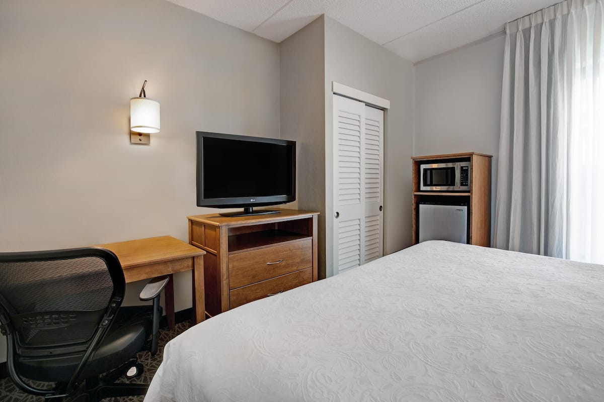 Suite, 1 kingsize-seng, ikke-røyk | Sengetøy av topp kvalitet, skrivebord og blendingsgardiner