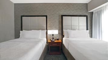 Ylelliset vuodevaatteet, työpöytä, pimennysverhot, silitysrauta/-lauta