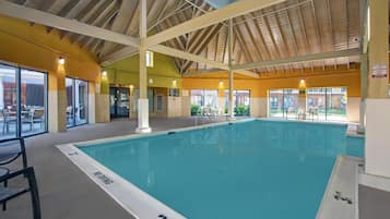 Piscine couverte, chaises longues