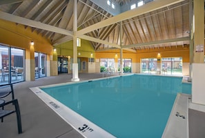 Innendørsbasseng og solsenger