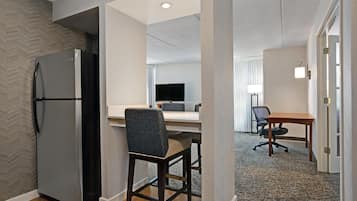 Suite, 1 King Bed, Non Smoking | Private kitchen