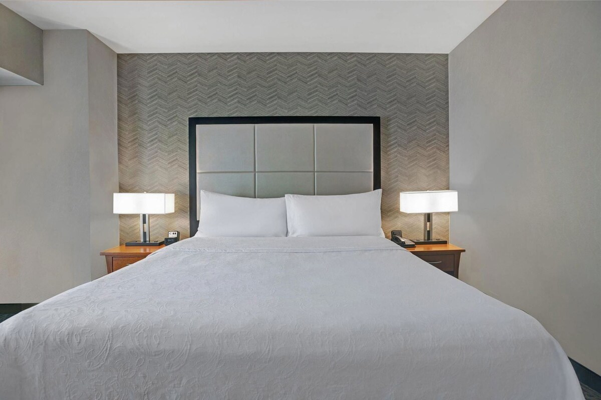 Luxe beddengoed, een bureau, verduisterende gordijnen